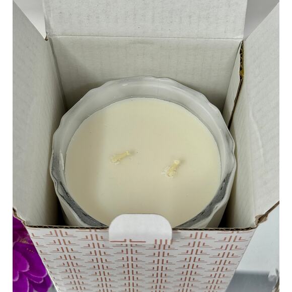 La Lueur White Cactus Luxury Candle – Cactus Flower Coconut Musk – 2 Wick - Picture 4 of 7